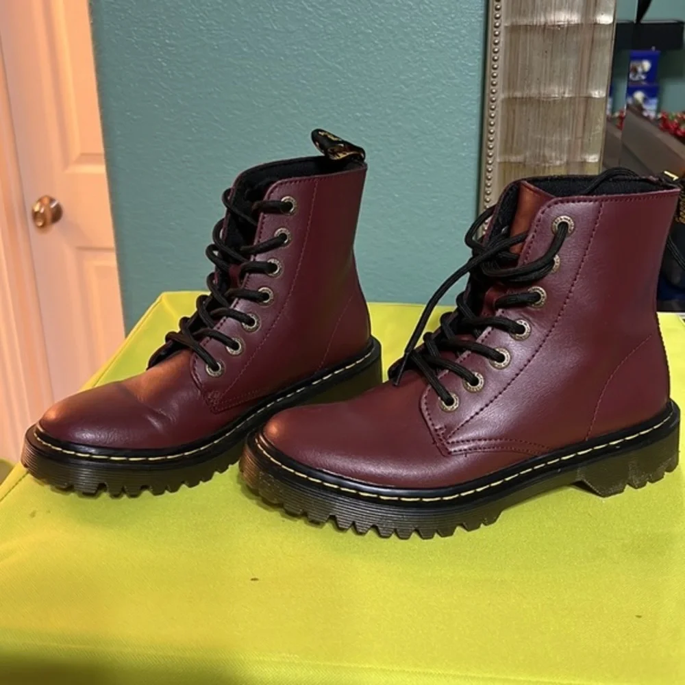 DOC MARTEN’S smooth  leather burgandy maroon boots LIKE NEW Size 6